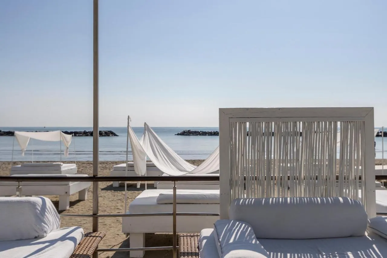 Vistamare Suite Lido Di Savio 4*,